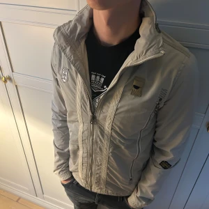 Field jacket - Säljer denna tvärfeta Fieldjacket från G-star raw perfekt inför hösten🍂modellen är ca 178 cm lång och väger 70 kg. Tveka inte på att kontakta mig vid minsta fundering🙌