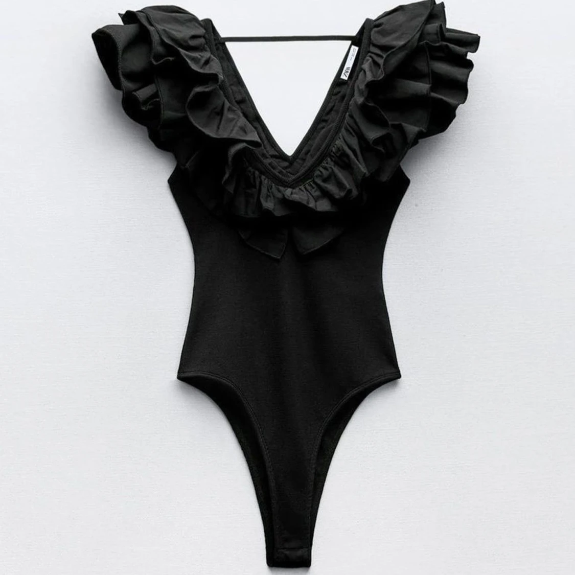 Svart body med volang - 1