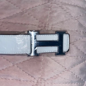 H bälte - Jag har två styckna h bälte med guld och silver helt ny storlek 110cm man kan vända den så det blir svart