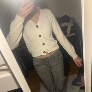 Vit kofta från H&M med knappar - En vit kofta med knappar, knappt använd och pris kan diskuteras.