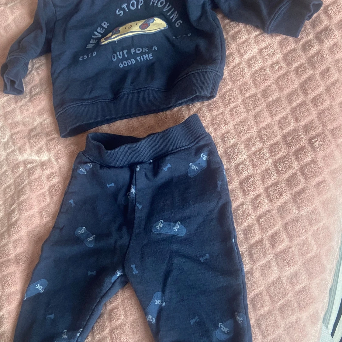 Mörkblå mjukisbyxor med skateboardmönster - 2