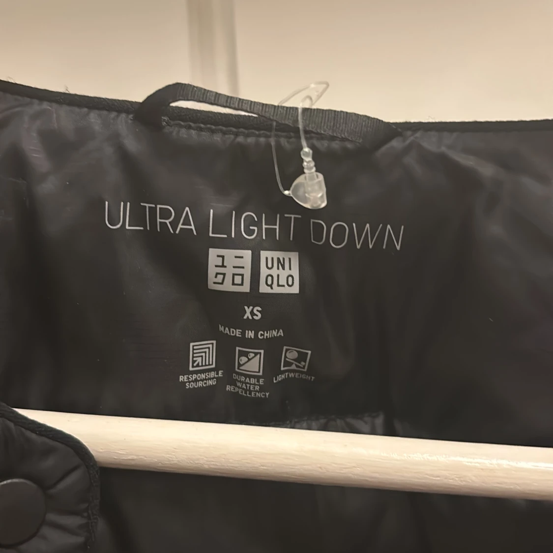 Svart dunjacka från Uniqlo XS - 2