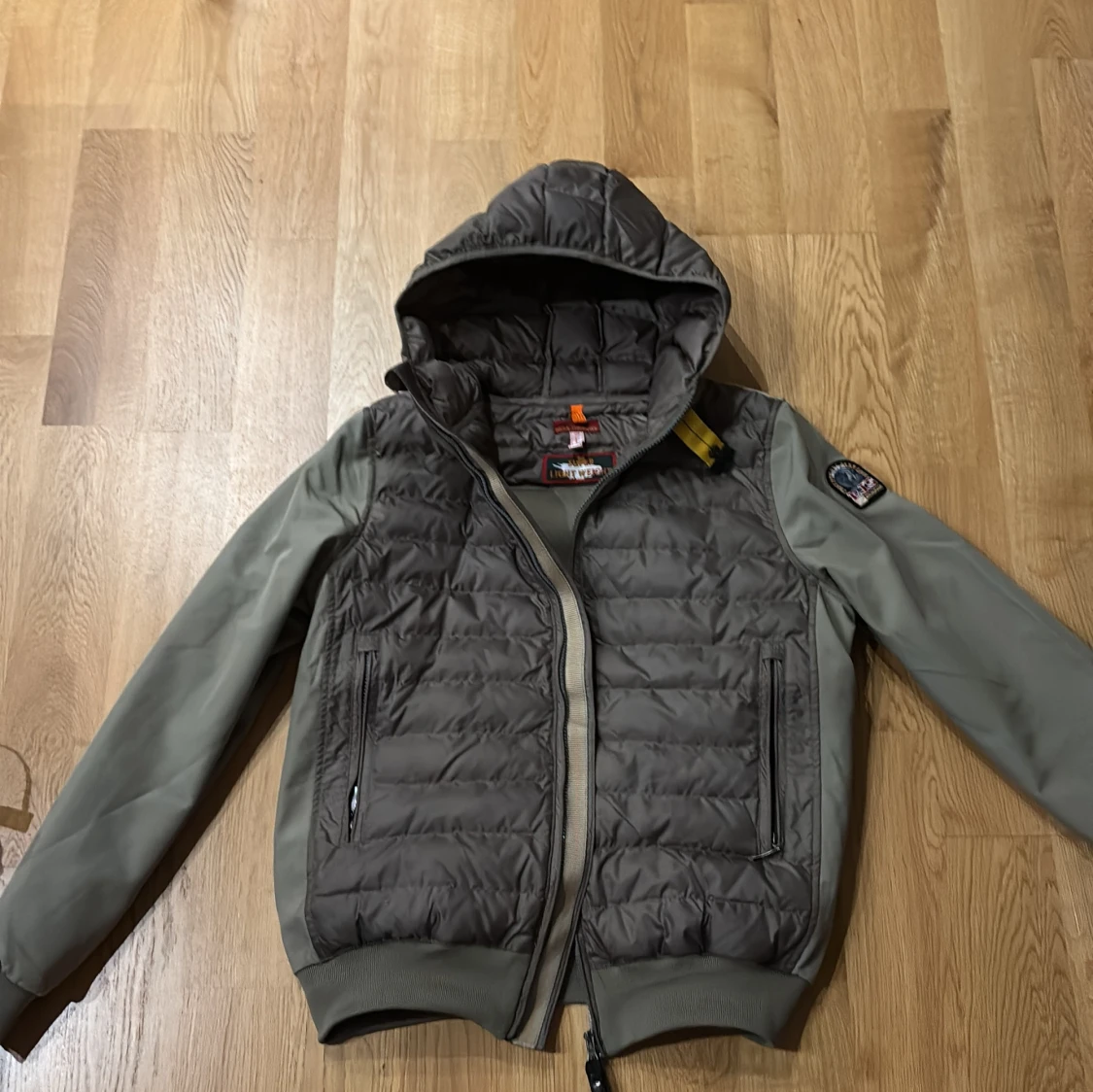 Grå pufferjacka från Parajumpers