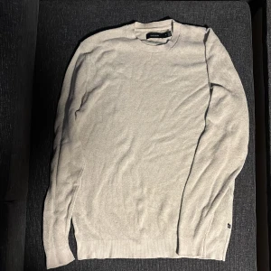 Beige stickad tröja från Matinique - Snygg beige stickad tröja från Matinique i storlek M. Riktigt snygg nu inför hösten. Hör av dig vid minsta fundering!