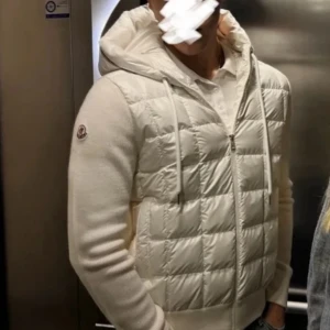 Vit quiltad pufferjacka från Moncler - Säljer denna snygga vita moncler jacka/cardigan då jag inte använder den längre. Pris kan diskuteras vid SNABB affär.  Jackan är L men sitter som M