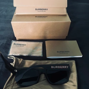 Burberry solglasögon  - Ett par snygga solglasögon, passar till alla stilar. Jag säljer dem för jag har köpt ett par nya och inte längre är i behov av dem. Nypris köpte jag dem för 2999kr för ett år sedan ungefär. Men har valt priset pga lite små användning!