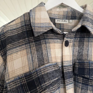 Tjock flanellskjorta  - Aldrig använd. Tjock och varm, super snygg färg. Ifrån Pure friday.