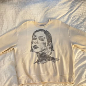 Beige sweatshirt med tryck från Zara - Säljer en beige sweatshirt från Zara med ett stort svart tryck framtill. Tröjan har rund halsringning, ribbade muddar och är långärmad. Aldrig använd, skickar samma dag som betalning, mer bilder kan lösas Mvh!