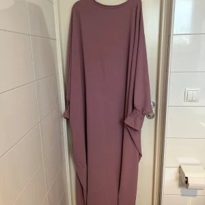 Lila abaya - Lila abaya från Ina collection 