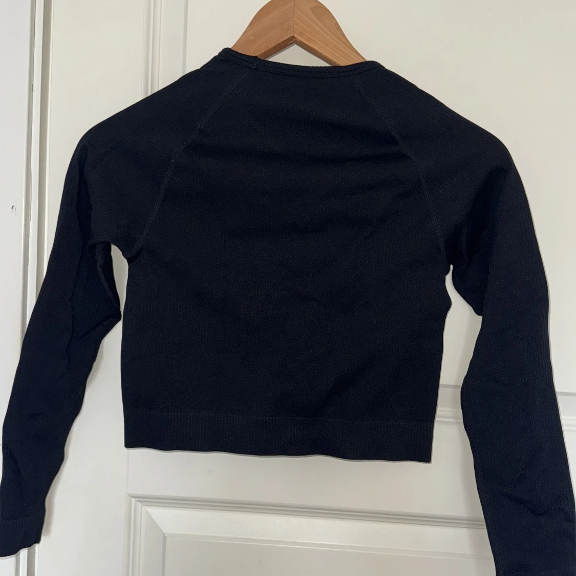 Svart ribbad croppad långärmad topp - 1