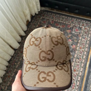 Beige keps från Gucci med GG-mönster - Endast kepsen kommer med
