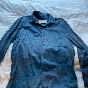 Blå linneskjorta från A days march - Blå Linneskjorta från A Days March.