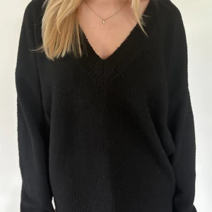 Svart stickad v-ringad tröja - Svart stickad tröja med v-ringning och långa ärmar från Nelly. Tröjan har ribbade muddar vid ärmslut och nederkant. Perfekt nu för hösten och vintern! Den är relativt nopprig som bilden visar 