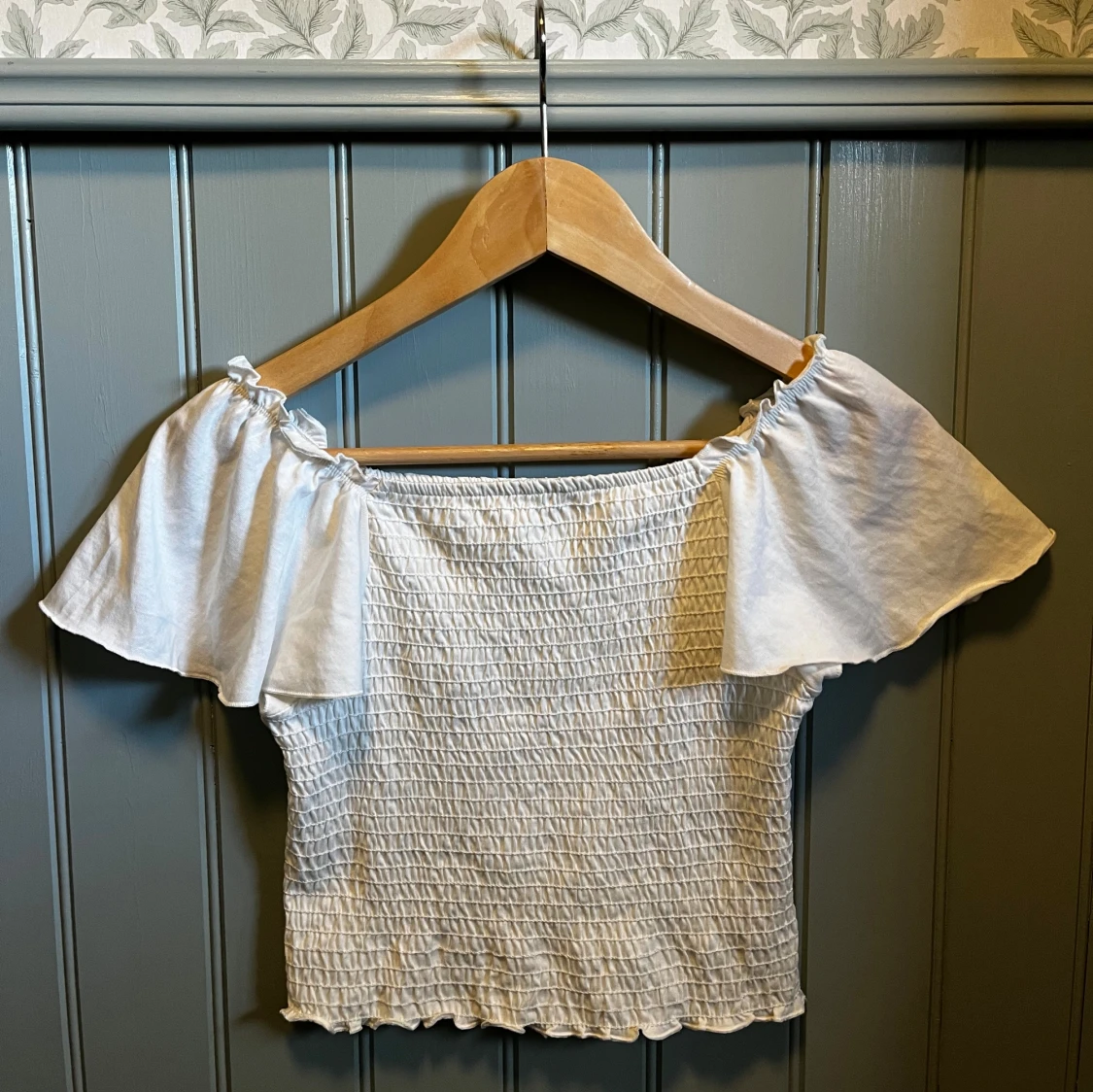 Vit smockad blus med volangärmar - 4