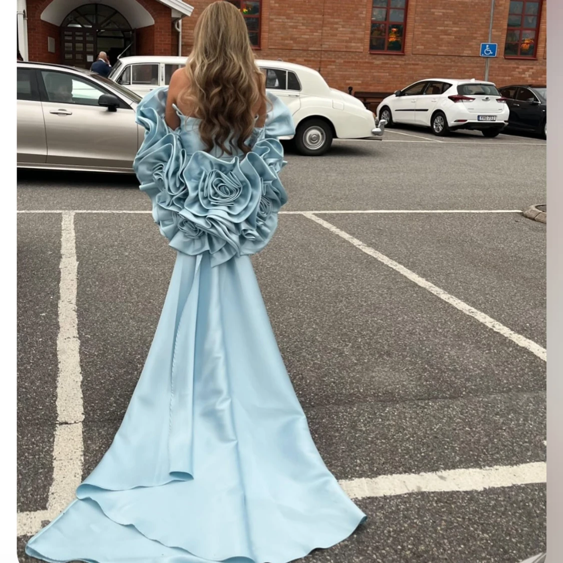 Ljusblå långklänning med stora rosdetaljer - 2