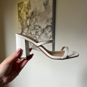 Vita klackar  - Säljer dessa vita klackar ifrån New yorker då dom inte används. Enbart testade inomhus! Storlek 39. Säljer för 100kr