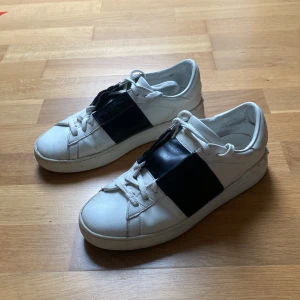 Valentino garavani  - Tja! Säljer ett par Valentino skor i storlek 42, skorna är i bra skick. Skriv för mer info/bilder.          Mvh Elias 