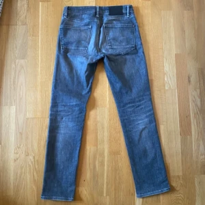 Jack & Jones Jeans - Säljer dessa feta grå jeans då de inte kommer till användning längre. Jeansen har ganska rak passform men kan även sitta lite tightare någon annan. Perfekt skick! Inga fläckar eller slitage. Storlek 30/32. Nypris är 1000kr. Hör gärna av dig vid frågor om mått, pris eller annat! :)