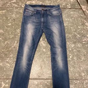 Nudie jeans - Det här är ett par blå nudie jeans 👖 i strl 30-34. Jeansen 👖 är nästintill nya.  Priset på dessa nudie jeans är 350 kr