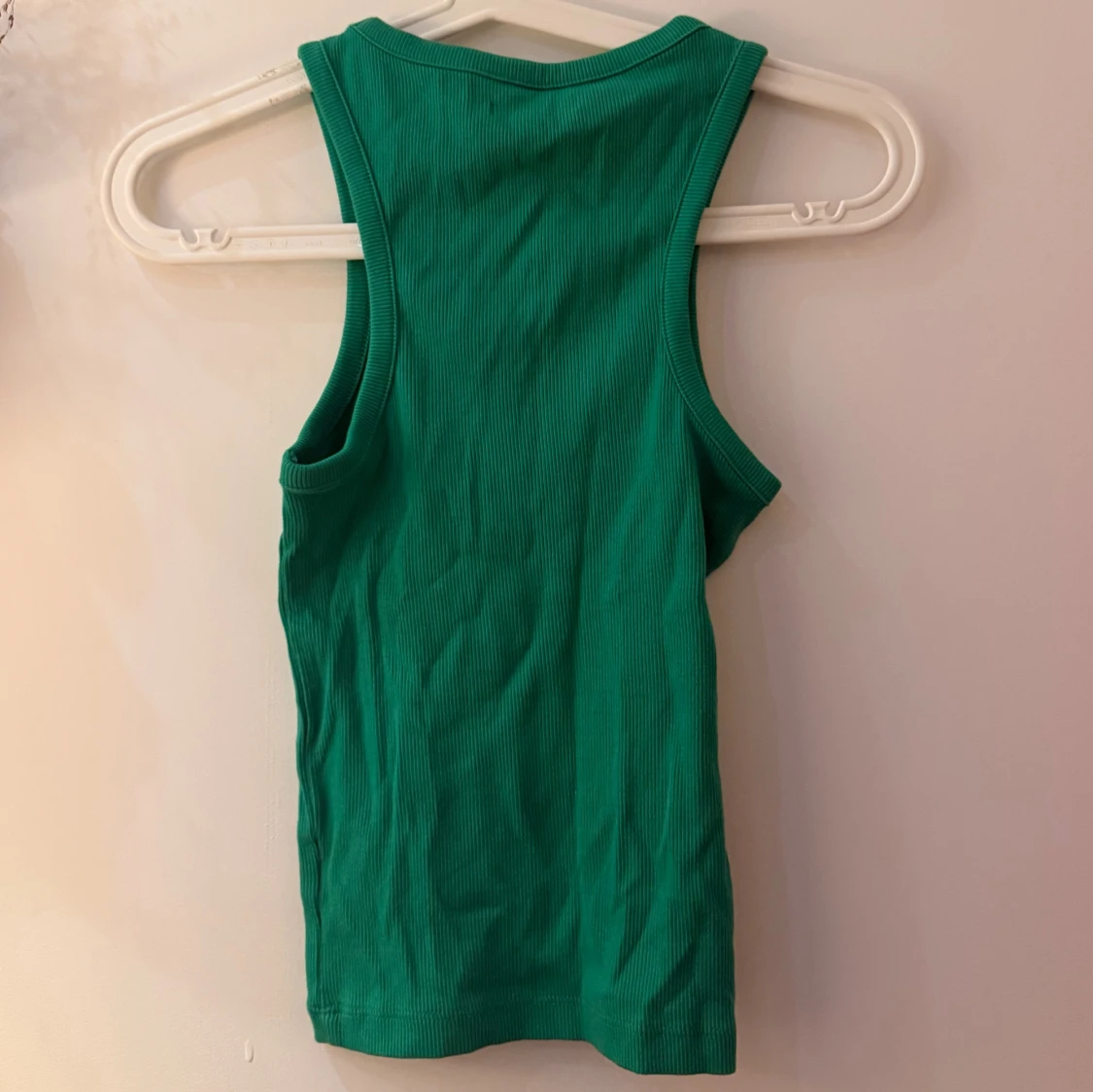 Grön ribbad linnetopp från Bik Bok - 2