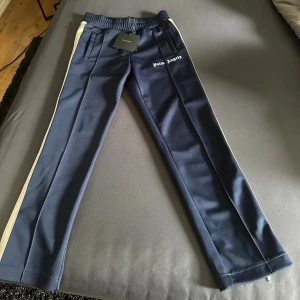 Palm angels byxor  - Säljer mina Palm angels byxor, allt original medföljer samt kvitto från Farfetch, utmärkt skick förutom ett litet hål som syns på sista bilden.