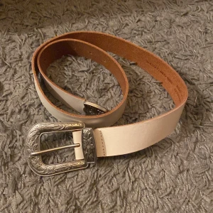 Vitt bälte ifrån utban outfitters - Bra bälte