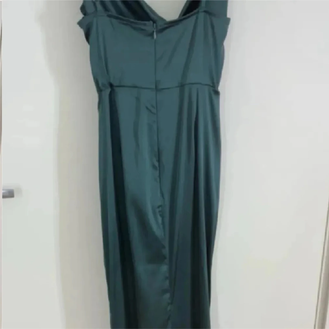 Mörkgrön långklänning med drapering - 1