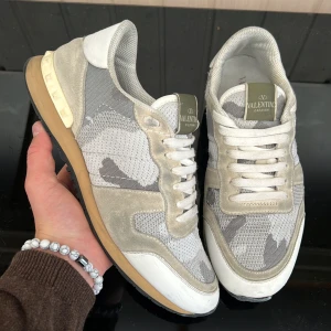 Valentino rockrunners  - Säljer dessa sjukt snygga rockrunners! Riktigt snygg och rare färg! Perfekt för dig som letar vinterskor! Size 42,5 fits 43! Skick: 8/10! Självklart äkta! Hör av dig vid minsta fundering 🤩