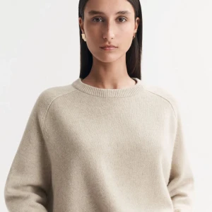 Beige stickad tröja från Soft Goat - Säljer en beige stickad tröja från Soft Goat i kashmir. Tröjan har rund halsringning, långa ärmar och ribbade muddar vid ärmslut och nederkant. Enkel och stilren design som är supermjuk och skön att ha på sig. Stor i storlek 