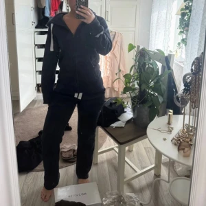 Marinblått russemerch set - Marinblått Russemerch set som har båda delarna i xs, inga fläckar eller hål någonstans och jättefint skick