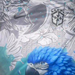 Nike Brasil CBF Dri-Fit fotbollströja S - Unik Brasilien CBF fotbollströja från Nike med Dri-Fit-material. Tröjan har ett färgstarkt tryck med blå papegoja, blommor och CBF-emblem på bröstet. Basen är vit med inslag av grått och turkost, och Nike-logga på bröstet. Perfekt för dig som vill sticka ut på planen.