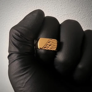 Klackring Äkta 14K Gulddoublé - Klackring i äkta 14K rött gulddoublé. Stämplad 585 RG. Finns i storlek diameter 20 och 17.5mm. Kontakta mig angående vilken storlek ni vill ha!