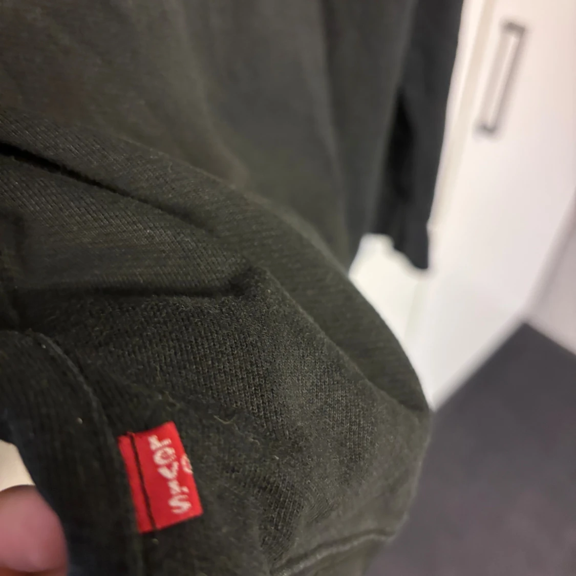 Svart hoodie från Levi's med camo-logga - 3