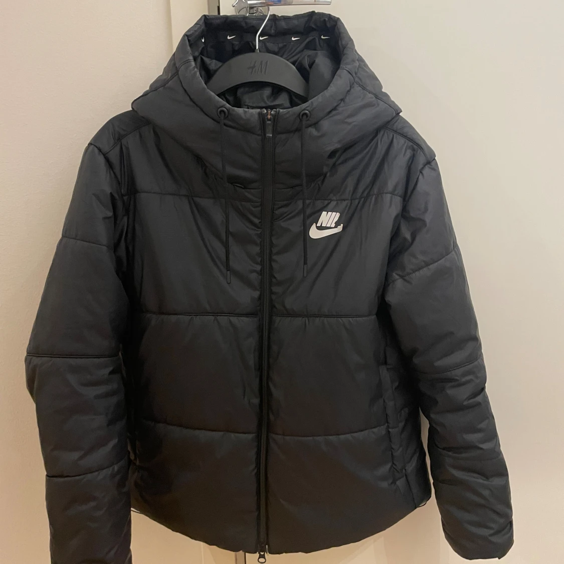Svart pufferjacka från Nike - 1