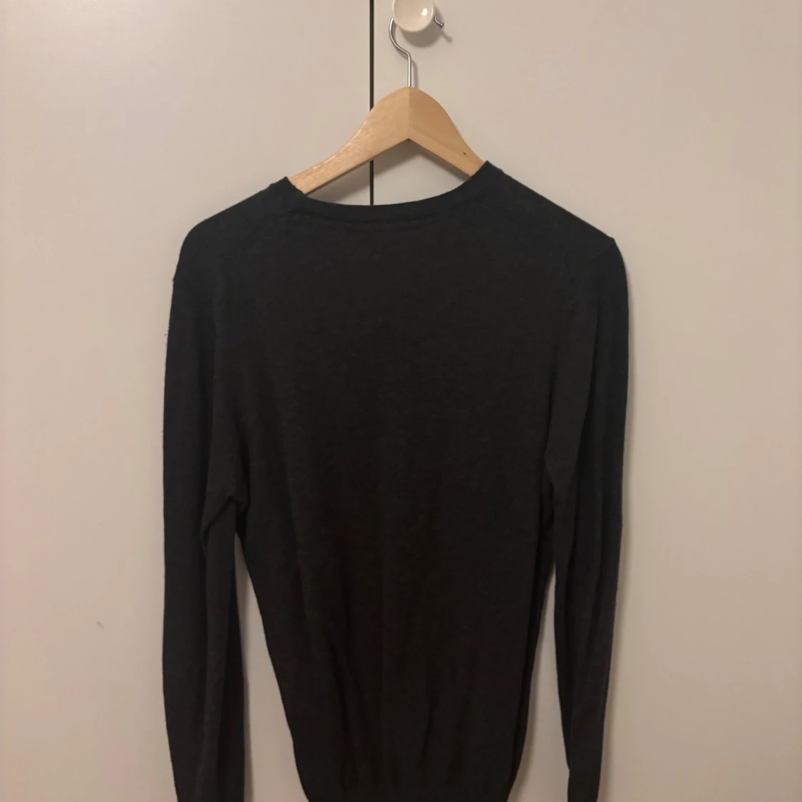 Mörkgrå stickad tröja från Lyle & Scott - 1