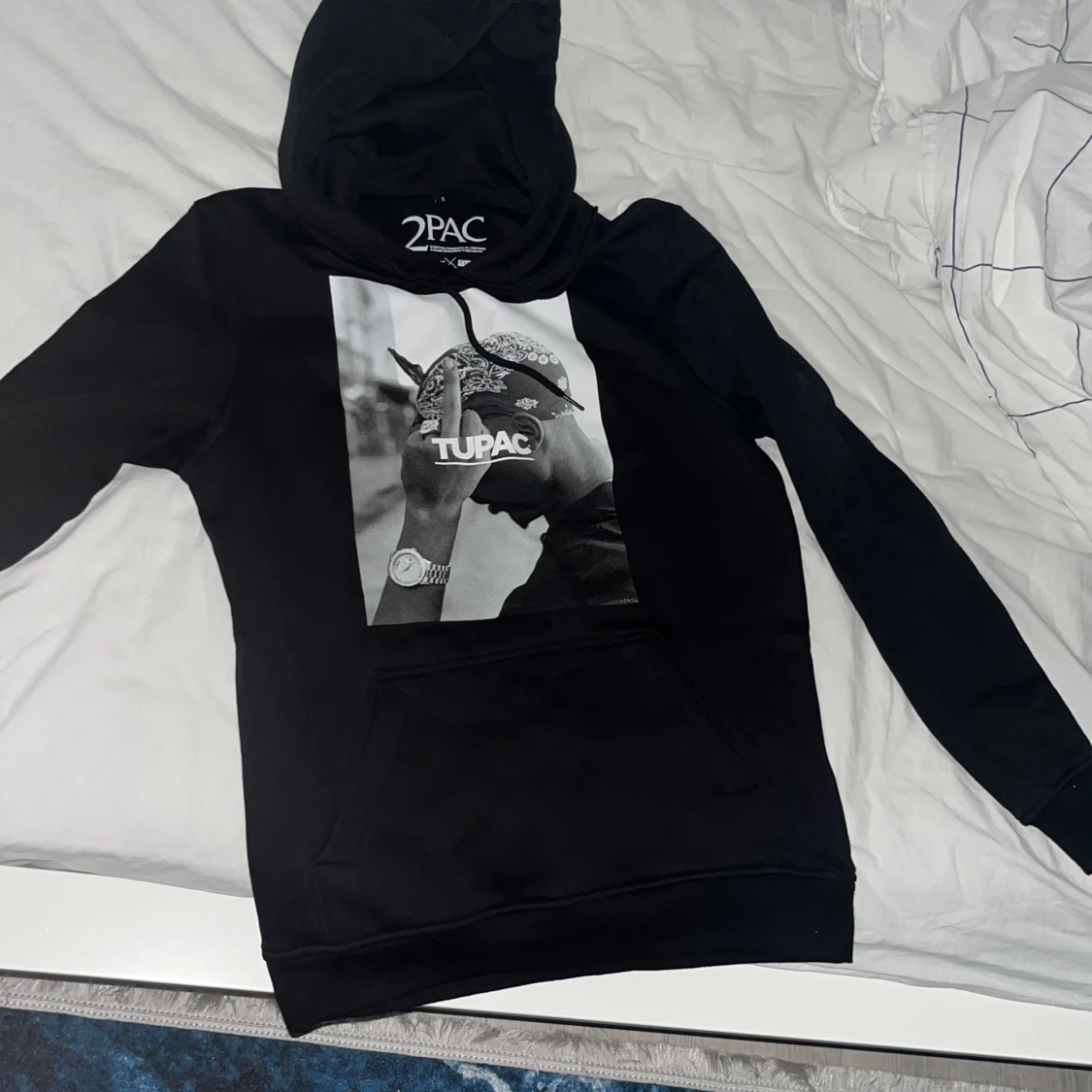 Svart Tupac hoodie med tryck