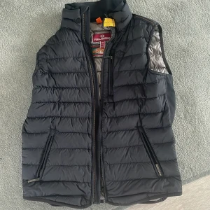 Svart dunväst från Parajumpers - Snygg svart dunväst från Parajumpers inga defekter storleken är en Young L passar 160-170 jag är 170 sitter ganska tajt på mig och använder den aldrig längre 