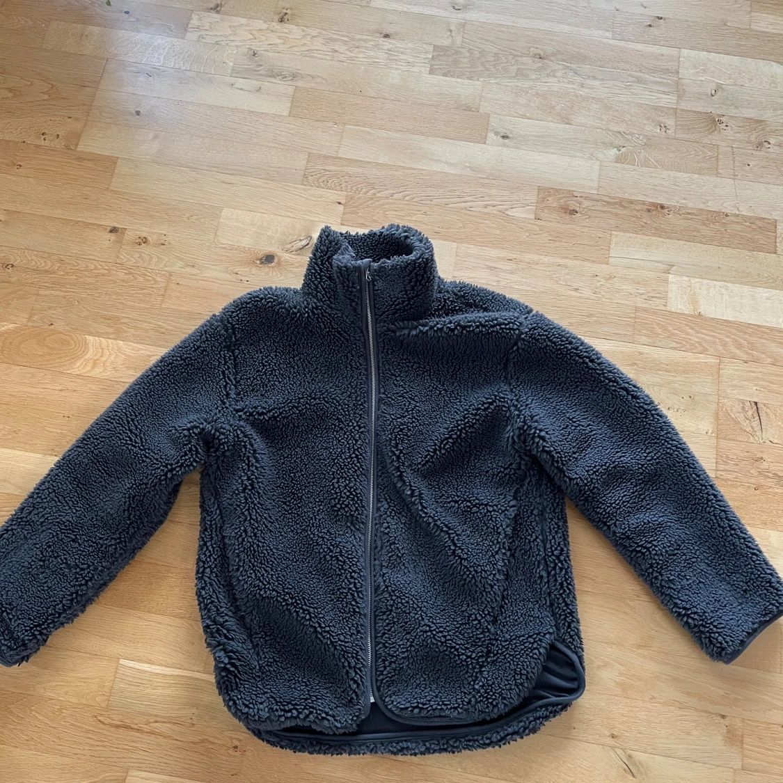 Mörkgrå teddyjacka från Weekday XS - 2