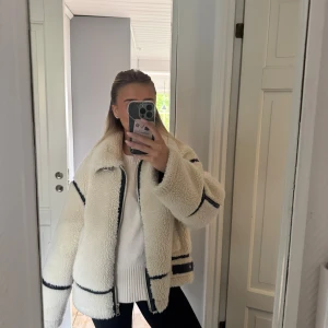 Oversized teddyjacka med svarta detaljer - Såå najs jacka i pilemateriam, funkar till både höst och vinter!!