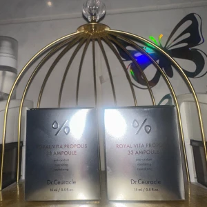 Dr.Ceuracle Royal Vita Propolis Ampoule - Royal Vita Propolis 33 Ampoule från Dr.Ceuracle, 15 ml. Kommer i en snygg silverfärgad förpackning. Ampullen är antioxidant, närande och revitaliserande, perfekt för dig som vill boosta din hud med glow och näring. | Styckpris 150kr, båda för 240kr 