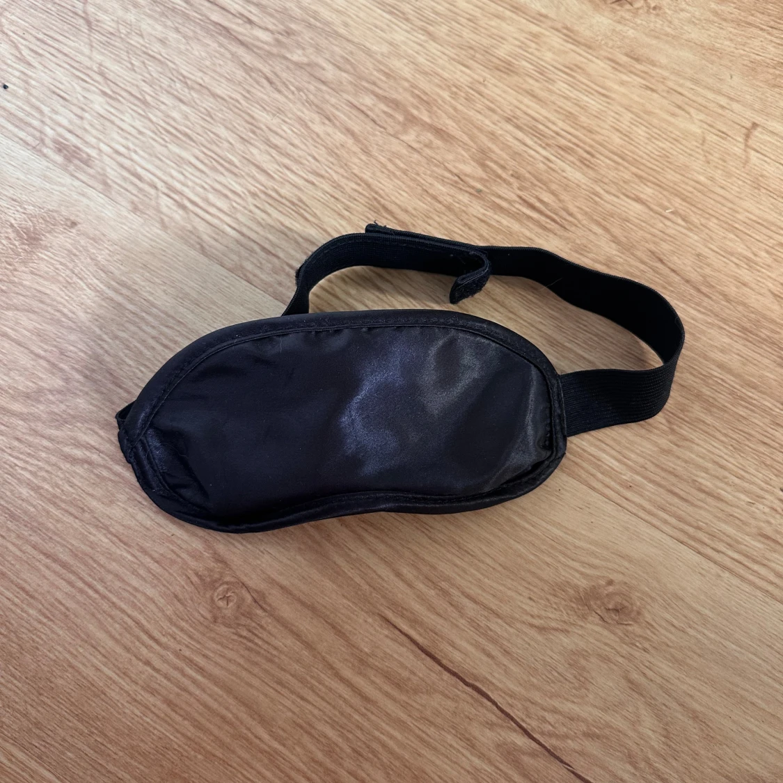 Svart sovmask med justerbart band