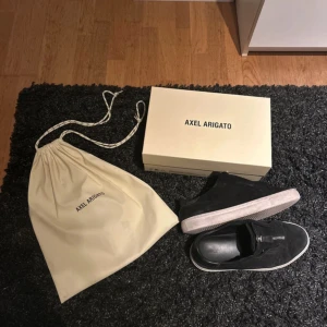 Axel arigato med zip - Storlek 40-43 fint skick
