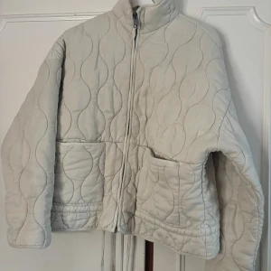Beige quiltad jacka med dragkedja - orginalpris:400 kr mitt pris:200 kr storlek: M har en liten sminkfläck som kan gå att tvätta bort skriv vid frågor💕