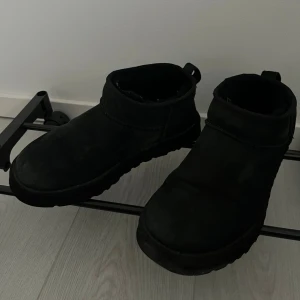 UGG low - Säljer dessa chill uggs nu till vintern. De är använda en del men fortfarande i bra skick. Efter en tvätt blir dom på topp igen! Säljer på grund av att jag har köpt nya. Pris kan diskuteras.