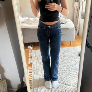 Mörkblå raka jeans  - Säljer ett par mörkblå jeans med klassisk rak passform och låg midja. 