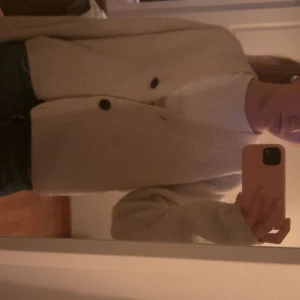 stickad kofta  - Säljer en stickad beige kofta från & Other stories 