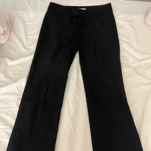 Kostymbyxa från Nelly - Low waist suit pants som gick att köpa hos Nelly förr men är numera slutsåld vad jag kan se, säljer dessa då jag har växt ur dem🙌🏼 De är lågmidjade och raka i passformen, superfina kostymbyxor🥳
