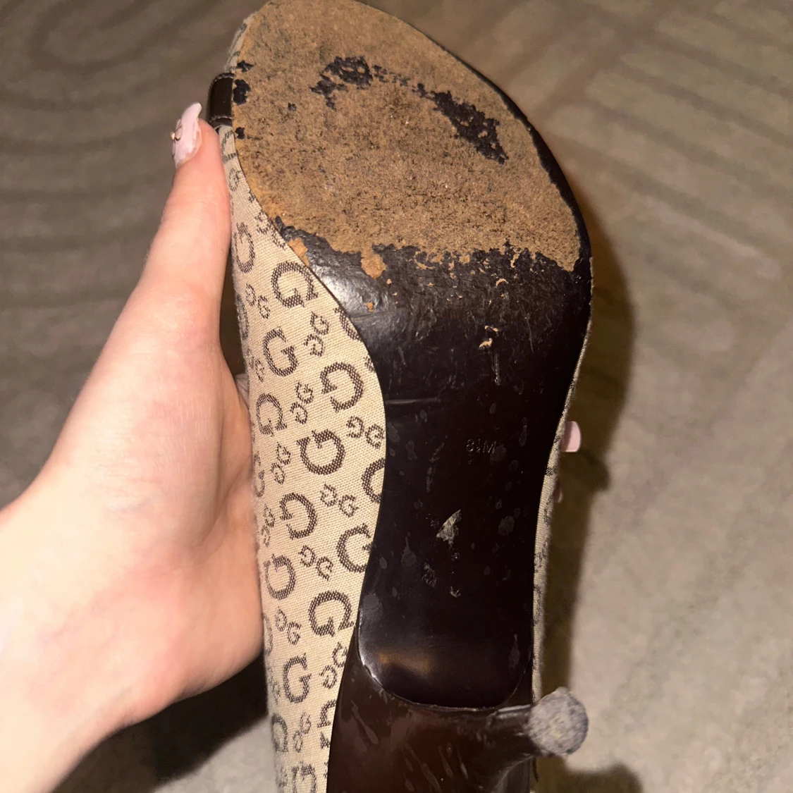 Beige pumps med guldspänne från Guess - 3