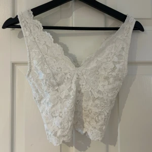 Vit spetts topp från new yorker i St Xs  - Hej jag säljer en vit spetts topp från new yorker i st xs super snygg!!