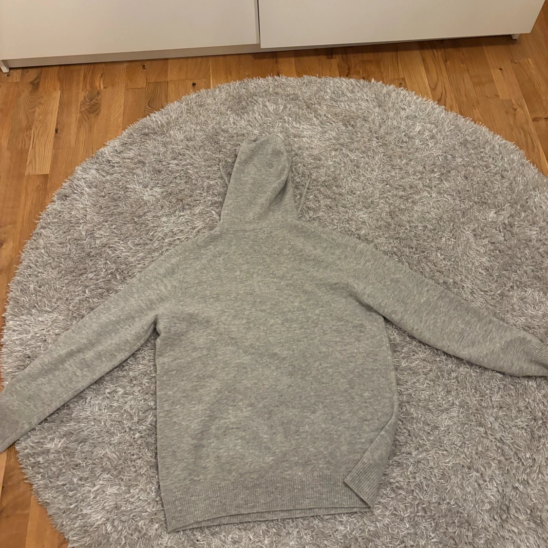 Grå stickad hoodie med huva - 1